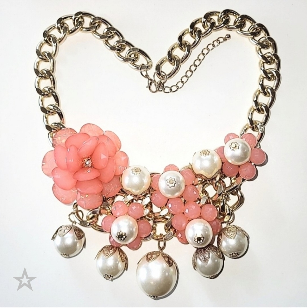 LUCITE CORAL FLOWER & FAUX PEARL STATEMENT NECKLACE